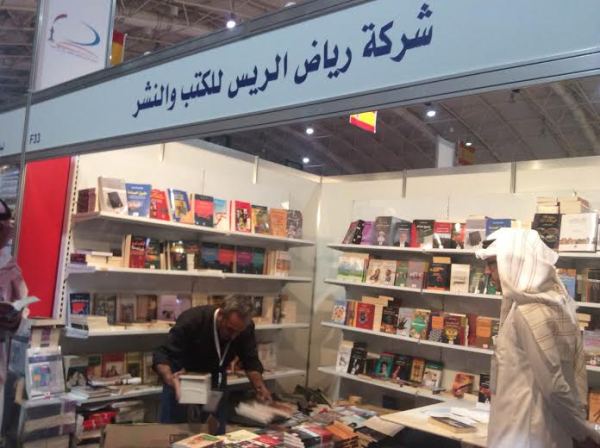 L'editore di Riad el-Rayyes che impacchetta alcuni libri (fonte: Sabq.org)